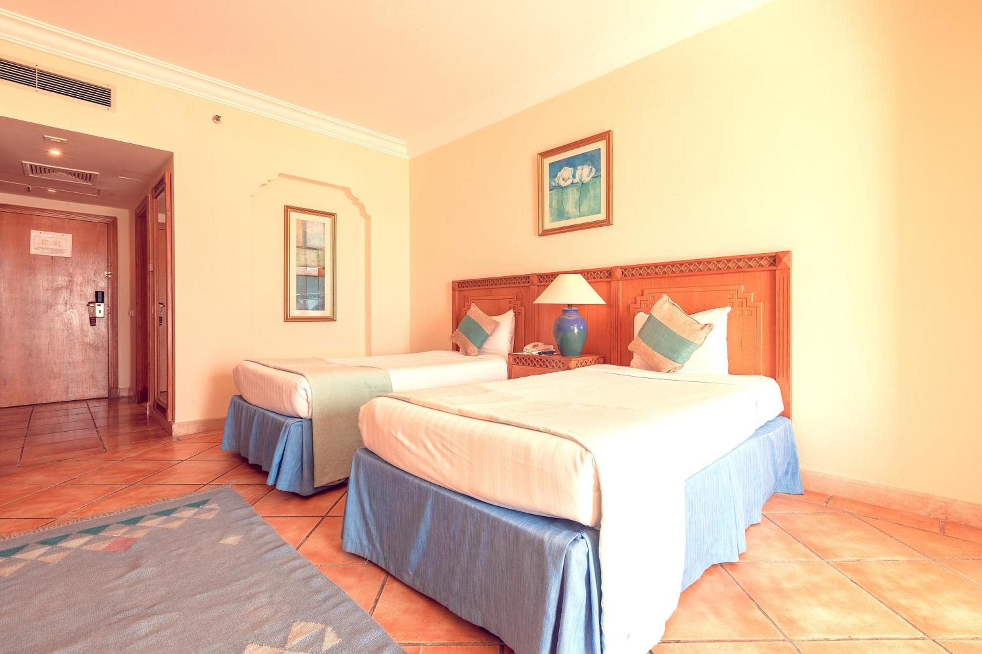 Old Palace Resort Sahl Hasheesh 후르가다 외부 사진 A room at the Hilton Sharm El Sheikh